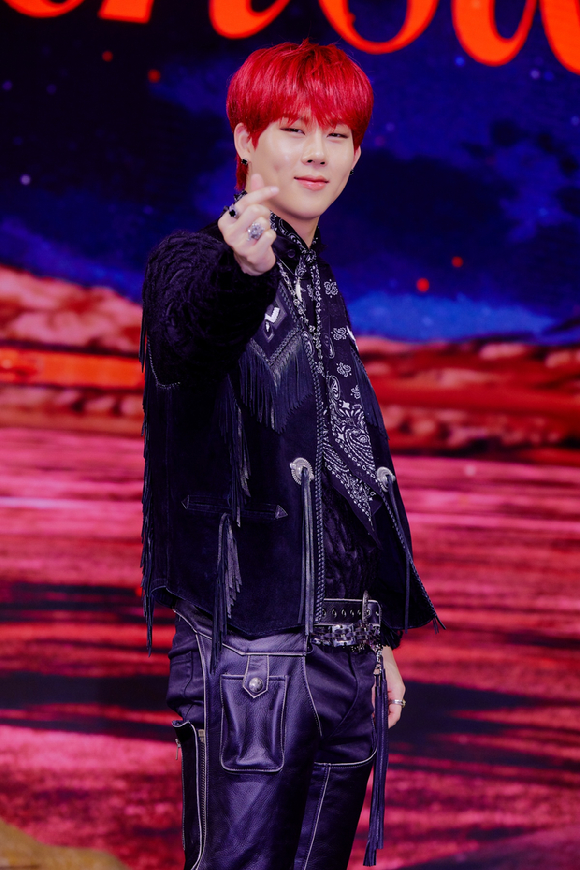 그룹 몬스타엑스 주헌이 19일 진행된 새 미니앨범 'No Limit(노 리밋) 온라인 쇼케이스에서 포즈를 취하고 있다. [사진=스타쉽엔터테인먼트]