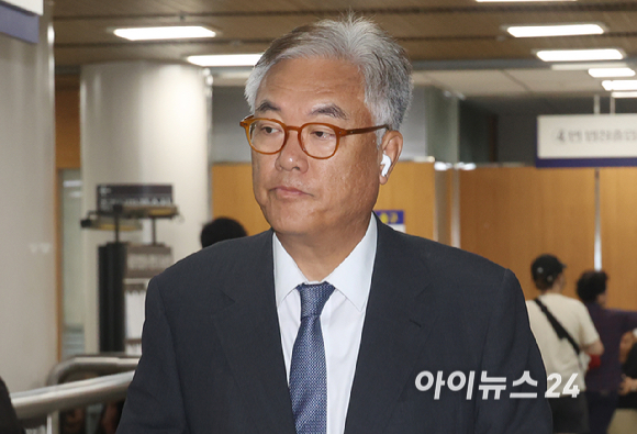 정진석 전 대통령 비서실장이 28일 오전 서울 서초구 서울중앙지방법원에서 열린 헌법재판관 미임명 관련 직무유기 혐의 사건 1심 결심공판에 출석하고 있다. [사진=곽영래 기자]