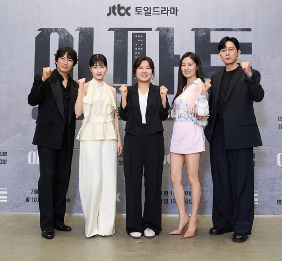 배우 지성-하윤경-문소리-박병은이 10일 온라인으로 진행된 JTBC 새 토일드라마 '아파트' 제작발표회에 참석하고 있다. [사진=JTBC]