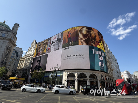영국 런던 피카딜리 서커스 광장에 있는 옥외 광고판에 삼성전자 언팩 2026 초대장 영상이 나오고 있다. [사진=권서아 기자]