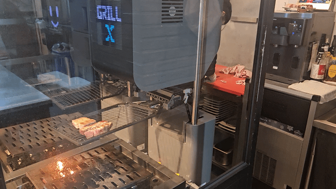 3일 오후 서울 마포구에 위차한 고깃집 '옥돈'에서 비욘드허니컴의 '그릴 X'가 고기를 자동으로 구워주고 있다. [사진=설재윤 기자]