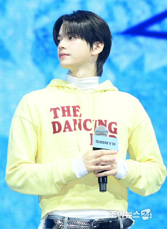 그룹 투어스 신유가 13일 오후 서울 광진구 예스24라이브홀에서 열린 투어스(TWS) 네 번째 미니앨범 'play hard' 발매 쇼케이스에 참석하고 있다. [사진=정소희 기자]