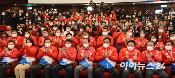 이준석 국민의힘 대표와 권영세 총괄선대본부장, 김기현 원내대표를 비롯한 당직자들이 9일 오후 서울 여의도 국회도서관에서 열린 국민의힘 제 20대 대통령선거 개표상황실에서 방송사 출구조사 결과를 시청하며 박수를 치고 있다. [사진=김성진 기자]