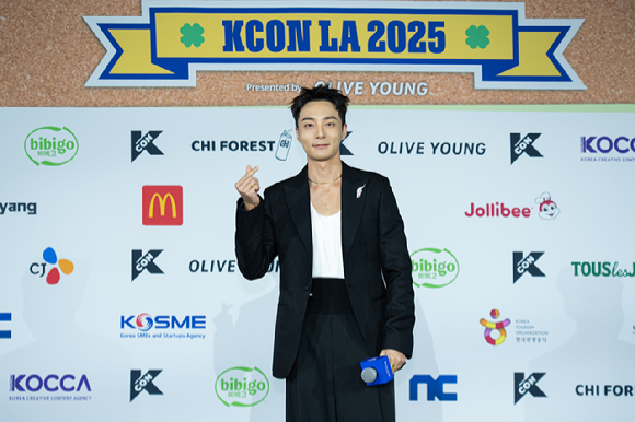 가수 로이킴이 지난 1일(현지시간)부터 3일까지 미국 로스앤젤레스 크립토닷컴 아레나에서 열린 K-팝 팬&아티스트 페스티벌 '케이콘 엘에이 2025(KCON LA 2025)' 레드카펫 행사에 참석해 포즈를 취하고 있다. [사진=CJ ENM]