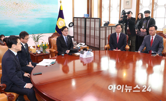 우원식 국회의장이 12일 서울 여의도 국회에서 열린 의장 주재 여야 원내대표 회동에서 발언을 하고 있다. 왼쪽부터 한병도 더불어민주당 원내대표, 우 국회의장, 송언석 국민의힘 원내대표. [사진=곽영래 기자]