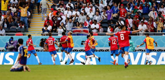 코스타리카 선수들이 2022 카타르월드컵 E조 조별리그 2차전 일본전에서 선제골을 넣은 뒤 환호하고 있다. 코스타리카는 일본에 1-0으로 이겼다. [사진=뉴시스]