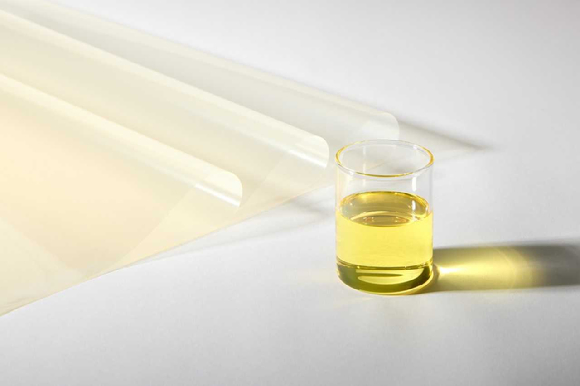 LG화학의 반도체 패키징용 액상PID(오른쪽)와 필름PID(왼쪽) [사진=LG화학]