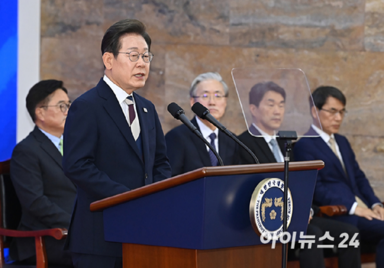 이재명 대통령이 4일 오전 국회 로텐더홀에서 열린 제21대 대한민국 대통령 취임 선서를 하고 있다. [사진=곽영래 기자]