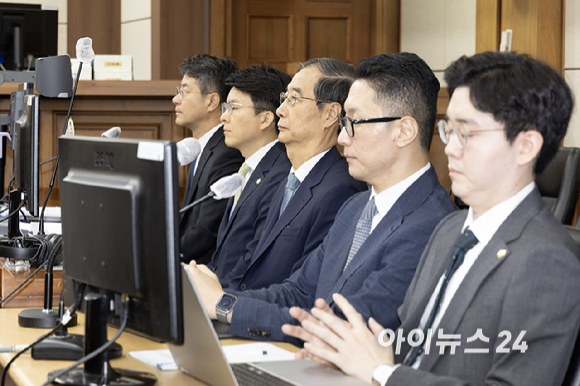 '내란방조 혐의'로 특검에 기소된 한덕수 전 국무총리가 30일 오전 서울 서초동 중앙지법에서 열린 첫 재판에 출석하고 있다. [사진=사진공동취재단]