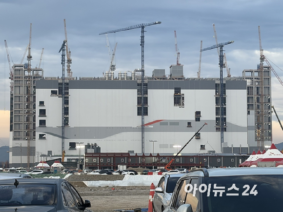 곽노정(왼쪽) SK하이닉스 사장과 김정관(맨 앞 가운데) 산업통상부 장관. [사진=권서아 기자]