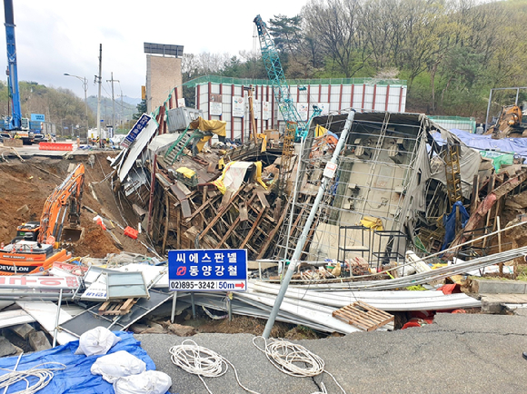 지난 11일 경기도 광명시 일직동 신안산선 공사 현장에서 붕괴 사고가 발생했다. 사진은 사고 현장 모습. [사진=연합뉴스]