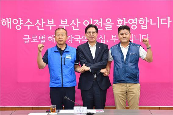 해수부 이전 손잡은 윤병철 국공노 해수부 지부 위원장(왼쪽), 박형준 부산시장(가운데), 이상국 전공노 해수부 지부장 [사진=연합뉴스]