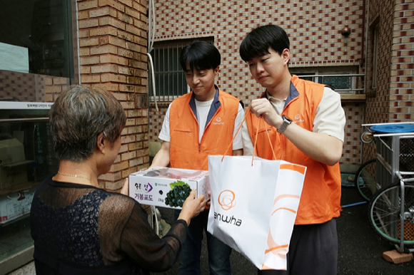 ㈜한화 임직원들이 취약계층 어르신들을 대상으로 여름 제철음식 나눔 봉사활동을 진행하고 있다. [사진=㈜한화]