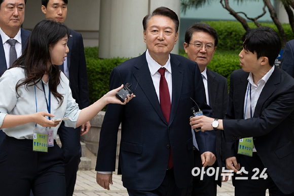 윤석열 전 대통령이 19일 정오 서울 서초구 중앙지방법원에서 열린 내란 우두머리 혐의, 직권남용 권리행사방해 혐의 사건 4차 공판의 오전 재판 종료 후 점심 식사를 위해 나서며 취재진의 질문을 받고 "윤 변호사(윤갑근)가 말씀 하시죠"라고 답변 하고 있다. [사진=사진공동취재단]