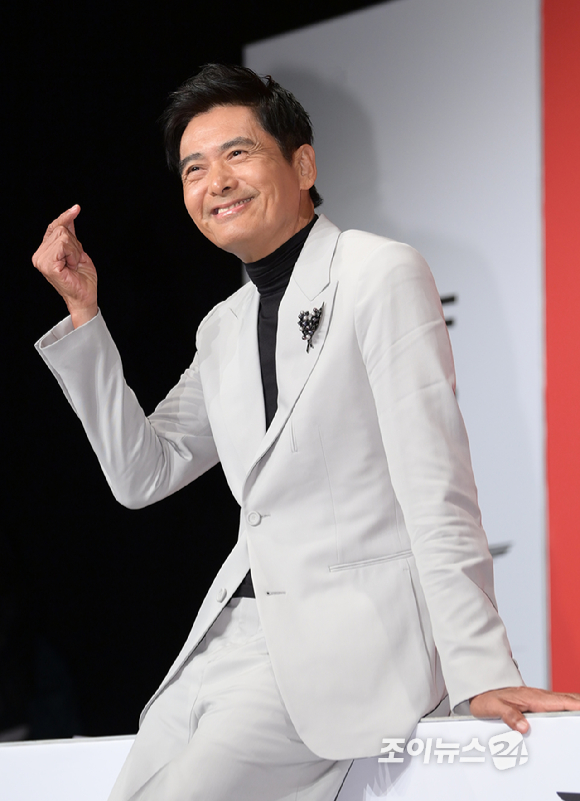 배우 주윤발(저우룬파)이&nbsp;5일 오후 부산광역시 해운대구 우동 KNN타워에서 진행된 제28회 부산국제영화제 공식 기자회견에 참석해 포토타임을 갖고 있다. [사진=정소희 기자]