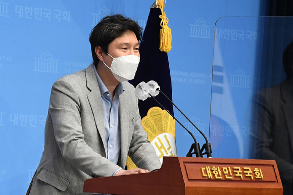 김해영 전 더불어민주당 의원이 지난달 22일 서울 여의도 국회 소통관에서 기자회견을 하고 있다. (공동취재사진) [사진=뉴시스]