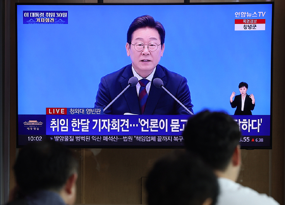 이재명 대통령의 첫 기자회견이 진행된 3일 중구 서울역에서 시민들이 방송을 지켜보고 있다. 2025.7.3 [사진=연합뉴스]