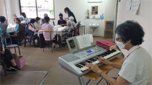 일본 교토시 이와쿠라지역포괄지원센터의 '인지증카페'에서 인지증환자인 홋토리씨(오른쪽)가 음악 반주를 하고 있다. [사진=조인케어 제공]
