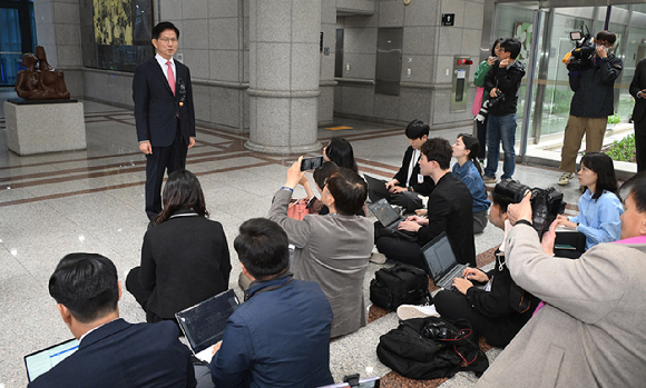 국민의힘 김문수 대선 후보가 11일 경기도 과천 중앙선거관리위원회에서 제21대 대통령선거 후보 등록을 하고 있다. 2025.5.11 [공동취재] [사진=연합뉴스]