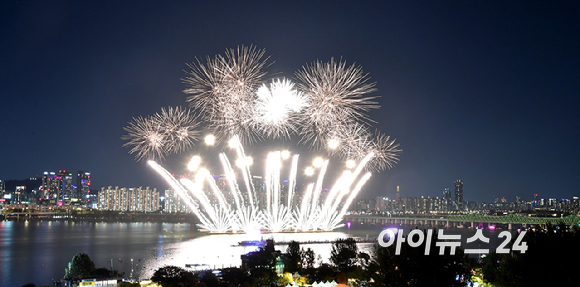 5일 밤 서울 여의도 한강공원에서 열린 '서울세계불꽃축제 2024' 에서 화려한 불꽃들이 밤 하늘을 수놓고 있다. [사진=곽영래 기자]