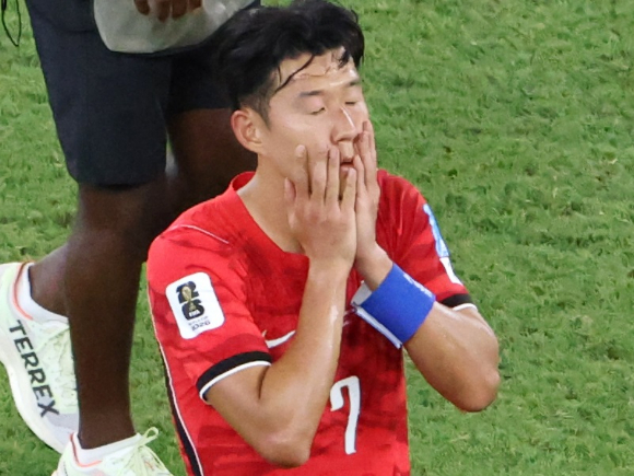 한국 축구 국가대표팀 주장 손흥민이 24일(현지시간) 멕시코 몬테레이 스타디움에서 열린 2026 북중미 월드컵 A조 3차전 남아프리카공화국과의 경기에서 패배가 확정되자 아쉬워하고 있다. 2026.6.25 [사진=연합뉴스]