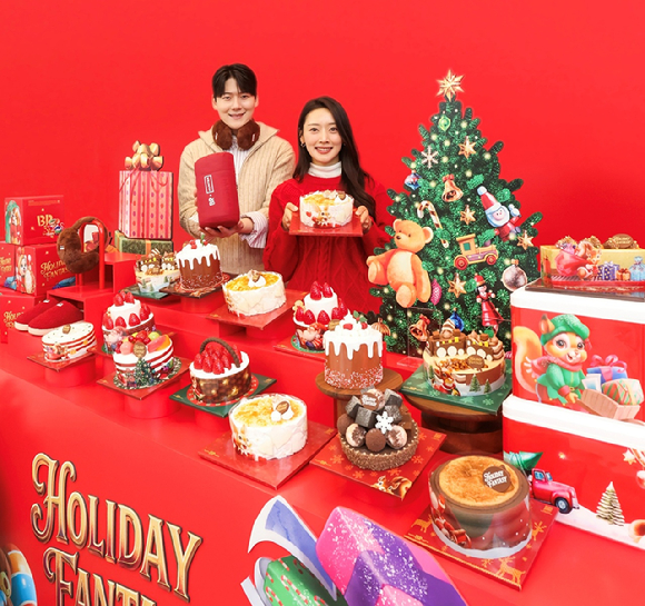 24일 워크샵 by 배스킨라빈스에서 모델들이 '홀리데이 판타지' 크리스마스 케이크 라인업과 영국 브랜드 헌터(Hunter)와 협업한 겨울 굿즈를 함께 소개하고 있다. [사진=배스킨라빈스]