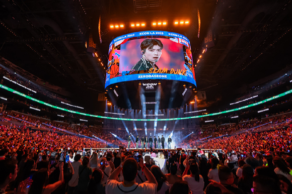 그룹 제로베이스원이 지난 1일(현지시간)부터 3일까지 미국 로스앤젤레스 크립토닷컴 아레나에서 열린 K-팝 팬&아티스트 페스티벌 '케이콘 엘에이 2025(KCON LA 2025)' 무대에서 열띤 공연을 펼치고 있다. [사진=CJ ENM]