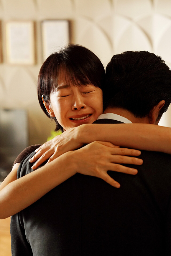 배우 명세빈이 JTBC '김 부장 이야기' 종영 인터뷰에 앞서 사진 촬영을 하고 있다. [사진=코스모엔터테인먼트]