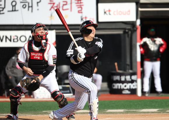 11일 수원 케이티위즈파크에서 열린 2023 KBO 한국시리즈 4차전 LG 트윈스와 KT 위즈 경기, 1회초 1사 1루 상황에서 타석에 나온 LG 김현수가 선제 2점 홈런을 치고 있다. [사진=뉴시스]