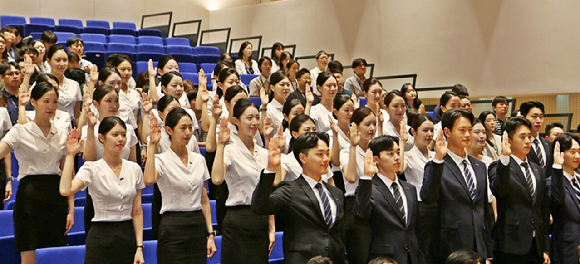 지난 18일 에어부산 본사에서 진행된 신입 객실 승무원 입사식에서 신입 승무원들이 입사 선서를 하고 있다. [사진=에어부산]