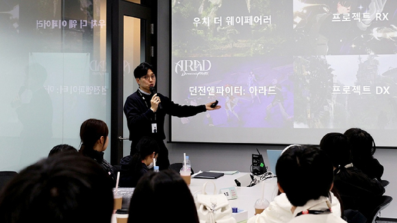 이영호 넥슨게임즈 ESG TF 실장이 오리엔테이션을 진행하고 있다. [사진=넥슨게임즈]