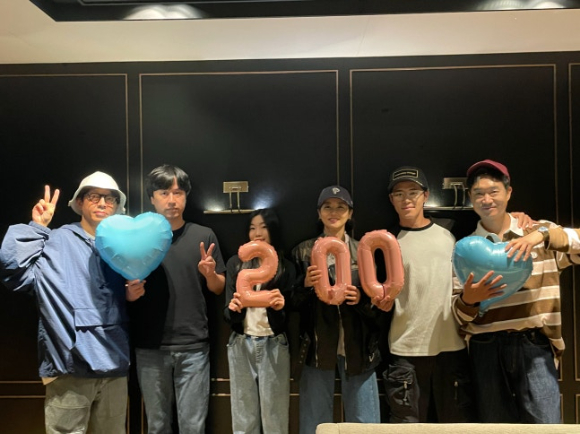 영화 '보스' 200만 돌파를 기념해 배우들이 기념사진 촬영을 하고 있다. [사진=하이브미디어코프]