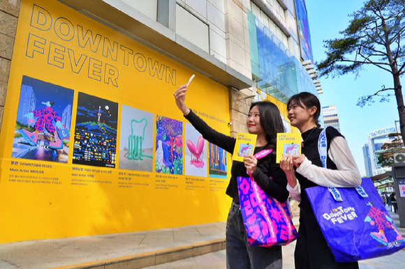 LTM 아트 페스타를 즐기는 고객의 모습. [사진=롯데백화점]