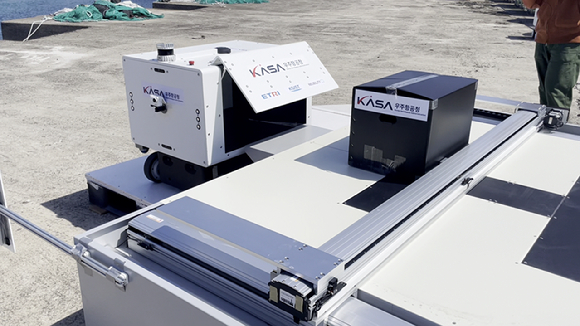 드론이 제주도 금능포구에서 비양도로 물품을 싣고 비행하고 있다. [사진=우주청]