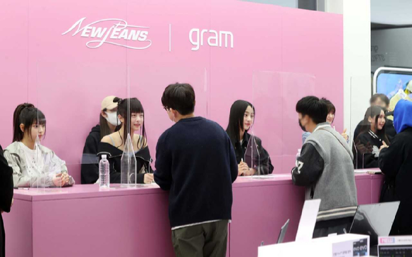 그룹 뉴진스가 지난 6일 서울 성수동에서 열린 'LG 그램스타일 뉴진스 리미티드 에디션 출시 기념 팬사인회'에서 팬들에게 사인을 해주고 있다. [사진=LG전자]