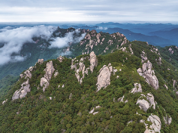 백두대간 20대 명소인 충청북도 보은군 속리산 천왕봉. [사진=산림청]