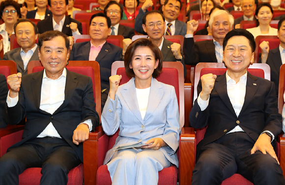 김기현 국민의힘 대표와 나경원 인구와 기후 그리고 내일 이사장, 김병준 전 자유한국당 비상대책위원장이 24일 오후 서울 여의도 국회도서관 강당에서 열린 창립포럼에서 기념촬영을 하고 있다. [사진=뉴시스]