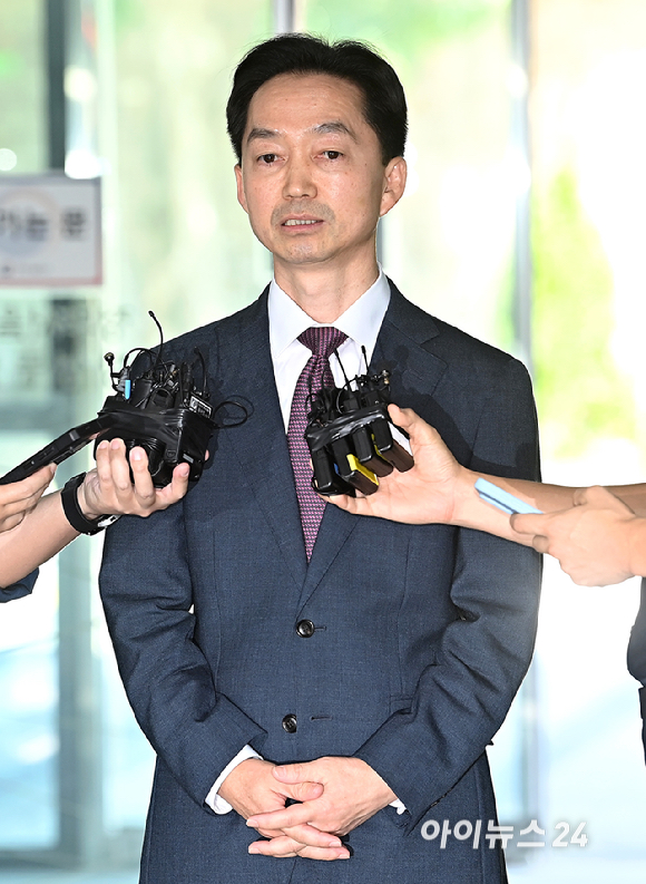 김지용 중대범죄수사청장 후보자가 8일 오후 서울 종로구 정부서울청사 창성동 별관에 마련된 인사청문회 준비단 사무실로 첫 출근하고 있다. [사진=곽영래 기자]