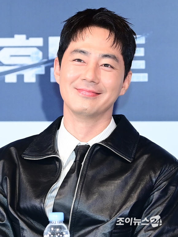 배우 조인성이 4일 오후 서울 CGV 용산아이파크몰에서 열린 영화 '휴민트'(감독 류승완) 언론시사회에 참석하고 있다. [사진=정소희 기자]