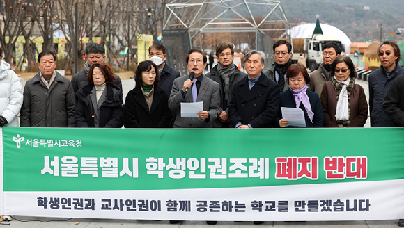 조희연 서울시교육감이 13일 서울 종로구 광화문광장에서 열린 학생인권조례 폐지 반대 긴급 기자회견에서 호소문을 낭독하고 있다. [사진=뉴시스]