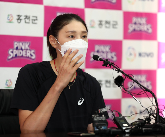 흥국생명 김연경이 8일 강원도 홍천군 홍천종합체육관에서 진행된 국내 복귀 기자회견에 앞서 취재진에게 포즈를 취하고 있다. [사진=발리볼코리아닷컴]