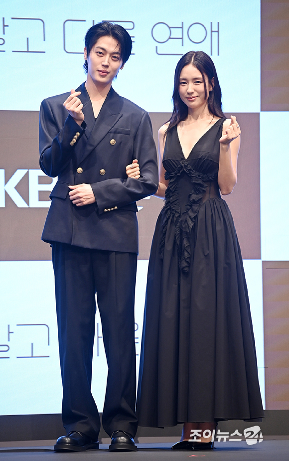 배우 이주안, 안은진이 7일 오후 서울 구로구 신도림동 더 세인트에서 열린 KBS 2TV 토일 미니시리즈 '너 말고 다른 연애' 제작발표회에서 포토타임을 갖고 있다. [사진=곽영래 기자]