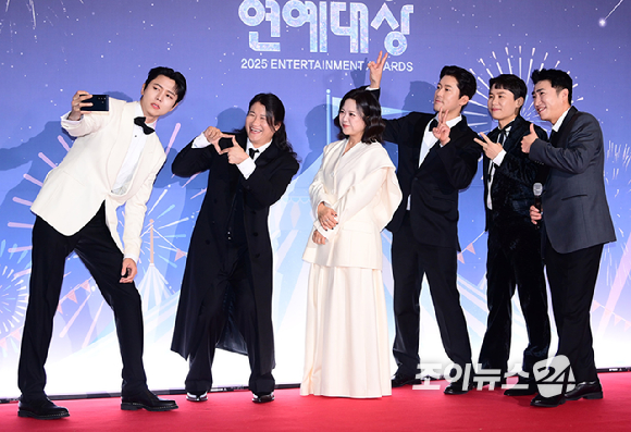 '구해줘 홈즈' 주우재-임우일-김숙-김대호-양세형-장동민이 29일 오후 서울 마포구 MBC 사옥에서 열린 '2025 MBC 방송연예대상' 포토월 행사에 참석하고 있다. [사진=정소희 기자]