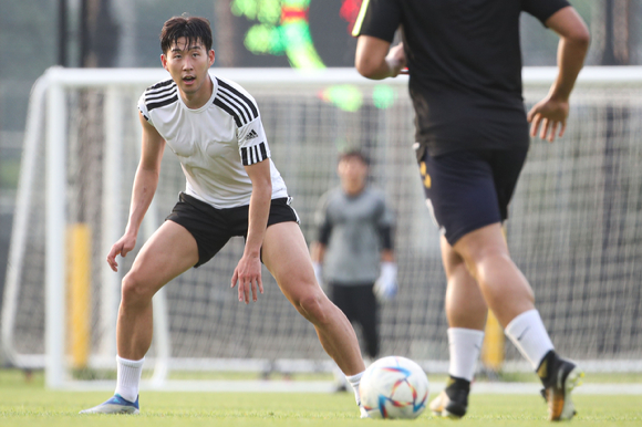 축구선수 손흥민이 6일 오후 경기 성남시 성남FC 클럽하우스에서 열린 비공개 연습 경기에서 수비를 하고 있다.