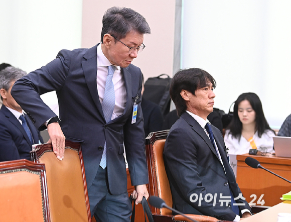 정몽규 전 대한축구협회장과 홍명보 전 축구대표팀 감독이 30일 국회 문화체육관광위원회에서 열린 대한축구협회 현안 관련 청문회에 출석하고 있다. [사진=곽영래 기자]