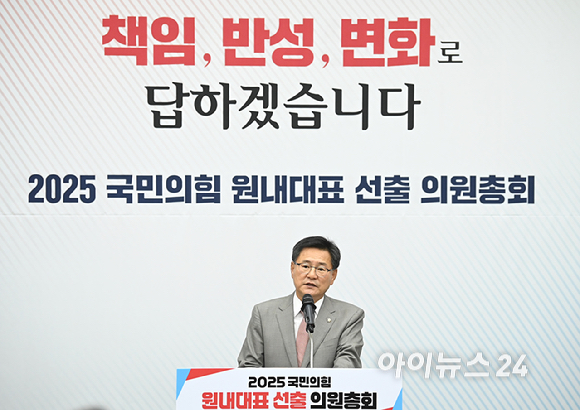 국민의힘 원내대표 선거에 출마한 이헌승 후보가 16일 서울 여의도 국회에서 열린 원내대표 선출 선거 의원총회에서 정견발표하고 있다. [사진=곽영래 기자]