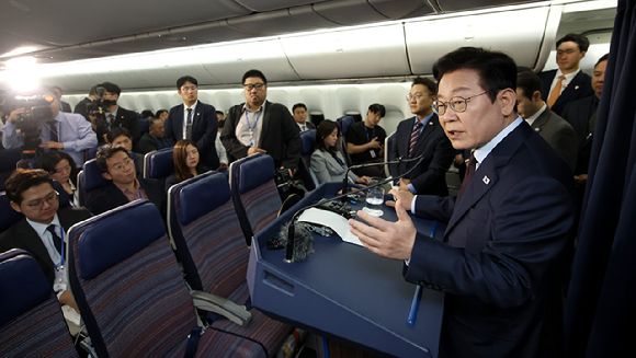이재명 대통령이 23일(현지시간) G20 정상회의 일정을 마치고 남아프리카공화국에서 다음 방문지인 튀르키예로 향하는 공군 1호기에서 순방 기내 기자간담회를 하고 있다. 2025.11.24 [사진=연합뉴스]