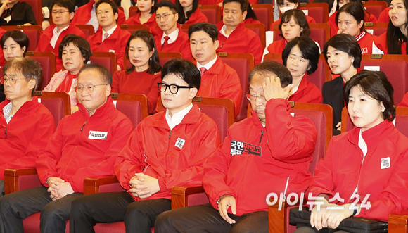 한동훈 국민의힘 비상대책위원장이 10일 국회 도서관에 마련된 국회의원선거 개표상황실에서 개표 예측 결과를 보고 있다. [사진=곽영래 기자]