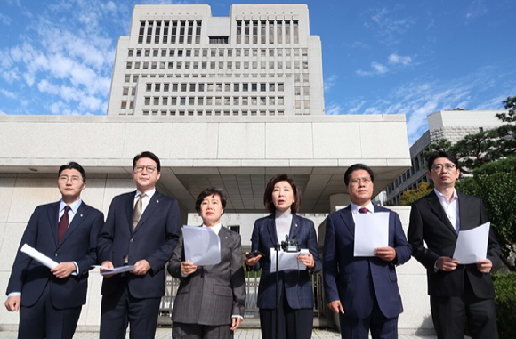 국회 법제사법위원회 국민의힘 의원들이 15일 서울 서초구 대법원 앞에서 현장 국정감사에 앞서 기자회견을 하고 있다. [사진=연합뉴스]