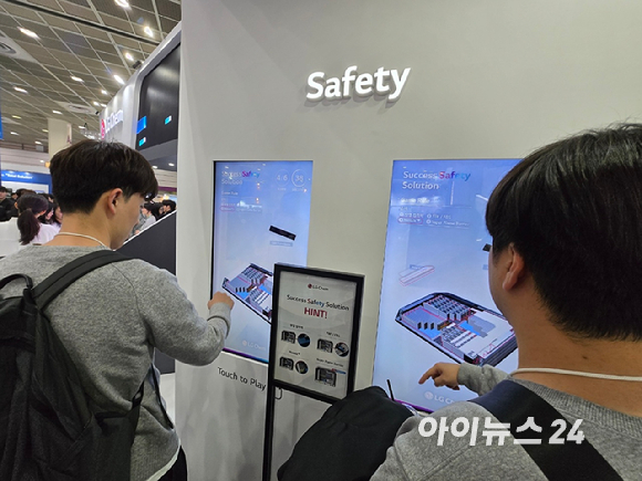 '인터배터리 2025' 행사장에 참가자들이 현장 등록을 위해 줄을 서고 있다. [사진=최란 기자]